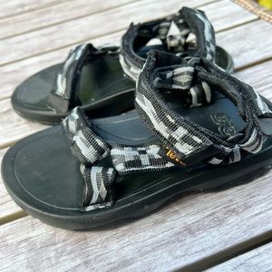 Boys Teva sandals size 11 toddler